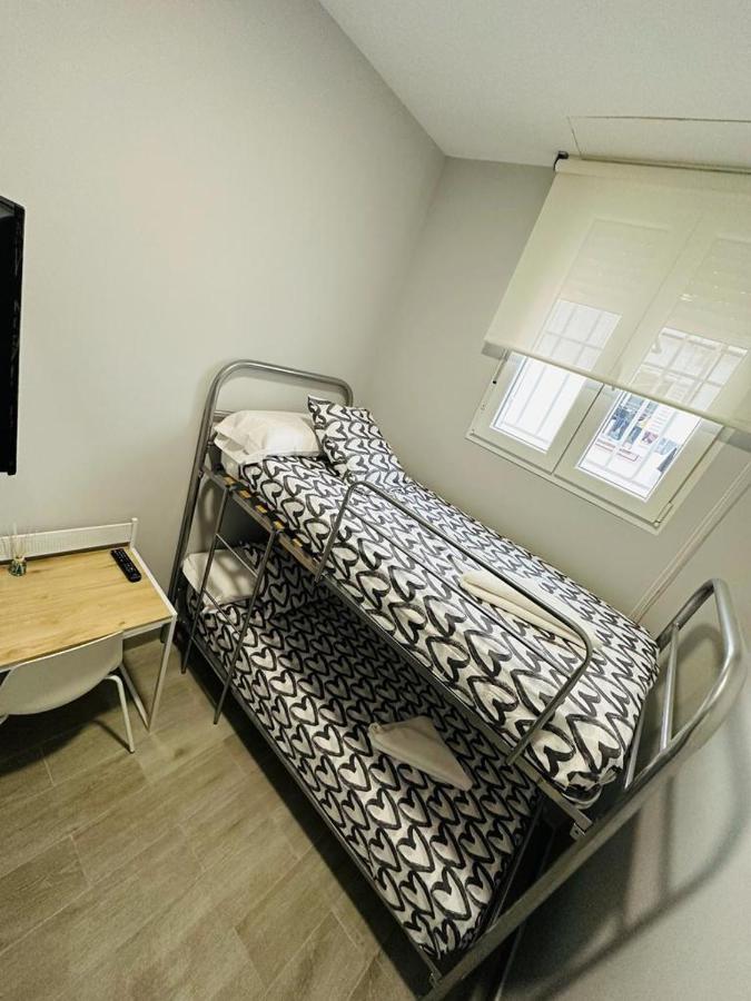 Hospedaje Cuatro Vientos Мадрид Екстериор снимка